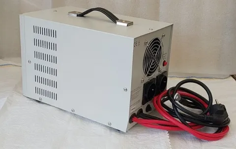 Клеми підключення ДБЖ Assistant BPSI-2500 — вигляд ззаду