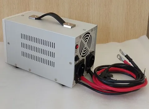 Задня панель безперебійника Assistant BPSI-1000 із клемами для акумулятора 12 В